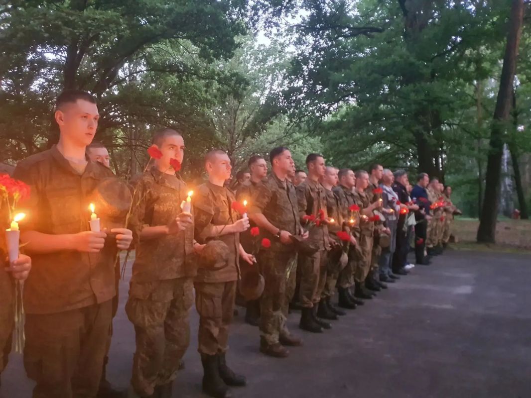 В День памяти и скорби курские транспортные полицейские почтили подвиг героев у братских могил