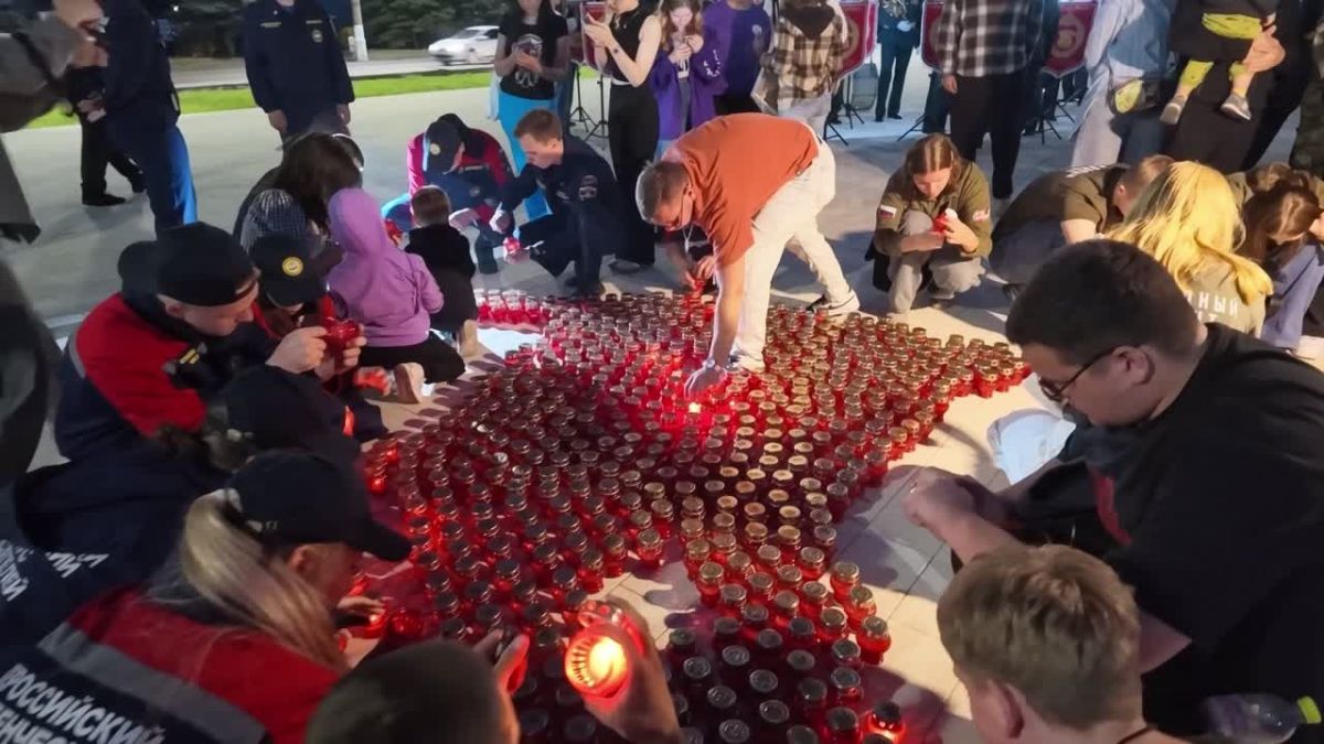 Курск помнит! На проспекте Победы у храма великомученика Георгия Победоносца появилась огненная картина из пяти тысяч свечей