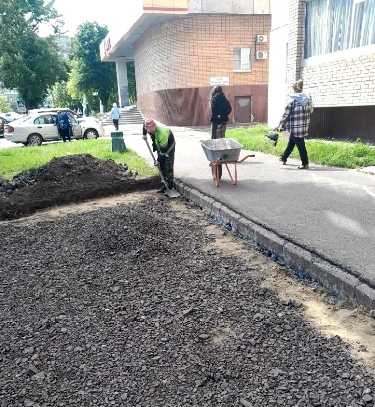В Железногорске на улице Гайдара продолжаются активные работы по обустройству нового парковочного пространства