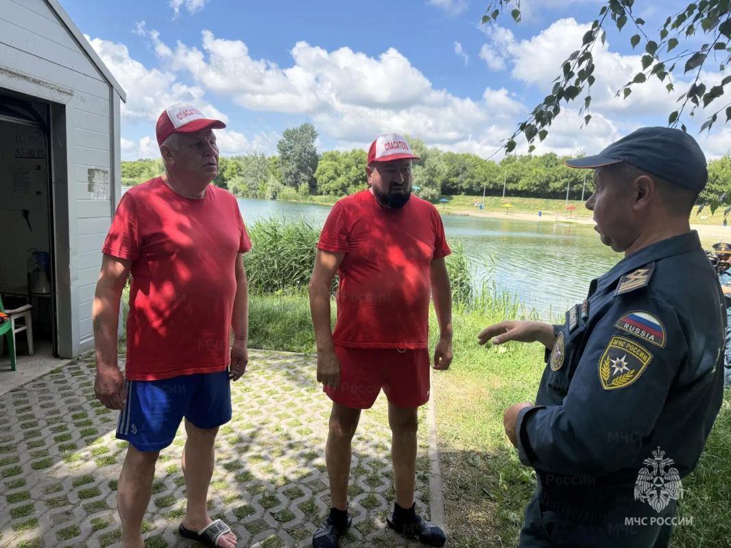 В Курске на Ермошкином озере спасатели вытащили из воды молодого человека