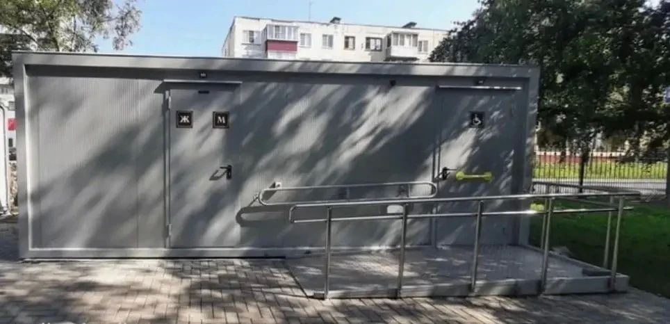 Для удобства жителей на территории города Курска в настоящее время работают общественные муниципальные туалеты, расположенные по следующим адресам: Театральная площадь, парк Героев Гражданской войны, парк КЗТЗ, парк им. Ф.Э....