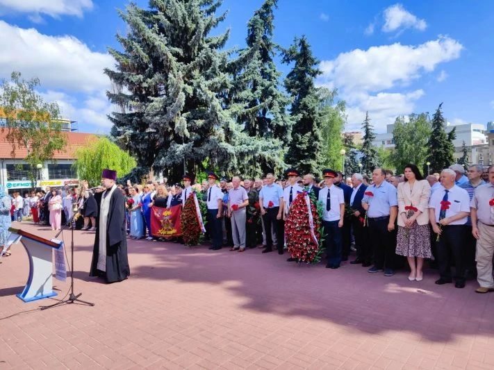 В День ветеранов боевых действий куряне возложили цветы к «Скорбящей матери»