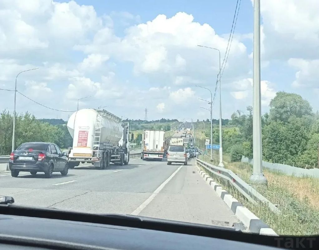 #прямосейчас Куряне сообщают о серьёзной автомобильной пробке в районе объездной трассы от п. Моква. Движение транспорта сильно затруднено, есть информация о проехавшей с спецсигналами карете скорой помощи