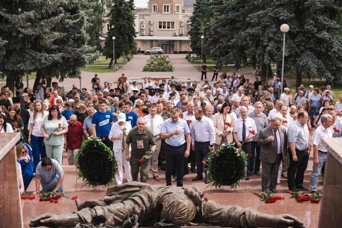 В Георгиевском сквере Курска почтили память ветеранов боевых действий