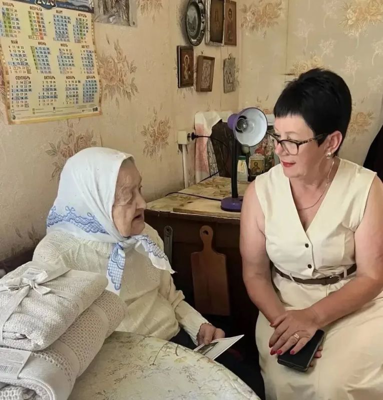 Поздравляем с юбилеем!. Сегодня администрация Апальковского сельсовета с душевным трепетом поздравила Клавдию Сергеевну Апалькову со знаменательной датой