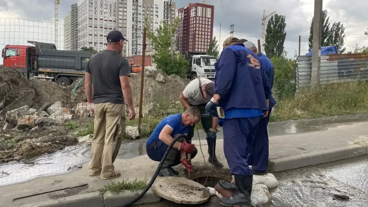 На Ольшанского в Курске устраняют коммунальную аварию