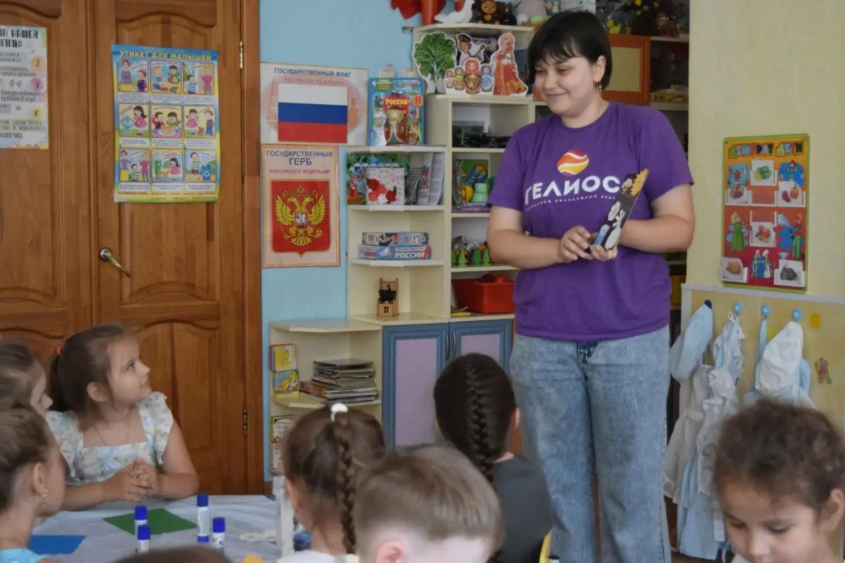 преддверии Дня семьи, любви и верности специалисты городского молодёжного центра «Гелиос» побывали в детском саду № 102 Курска, где провели познавательную встречу с творческим воркшопом