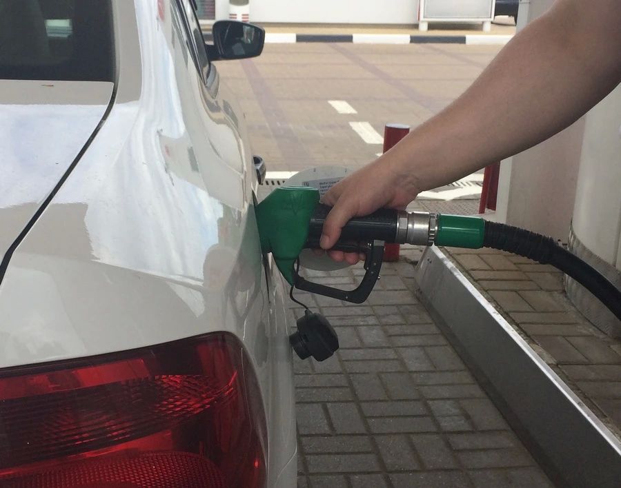 В связи с непростой ситуацией на топливном рынке, губернатор Курской области Александр Хинштейн попросил чиновников меньше пользоваться служебным транспортом