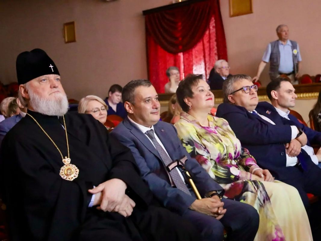 В Курской государственной филармонии провели торжественное мероприятие, приуроченное ко Дню семьи, любви и верности