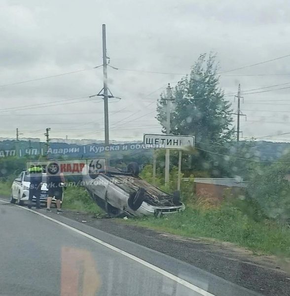 Под Курском на трассе перевернулась машина