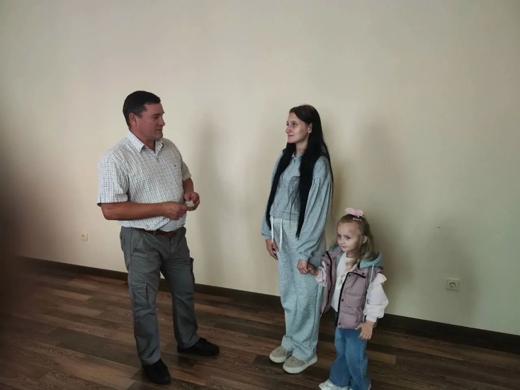 Сегодня глава Кореневского района Владимир Жилинков совместно с начальником отдела опеки и попечительства управления по образованию, опеке и попечительству администрации Кореневского района И. И. Фисенко вручил гражданину из...
