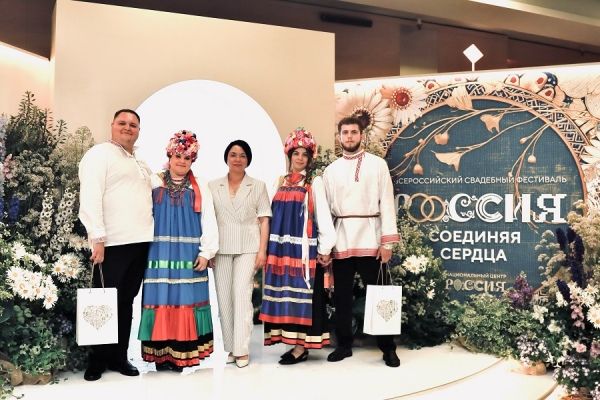 Две пары из Курской области зарегистрировали брак на свадебном фестивале в Москве
