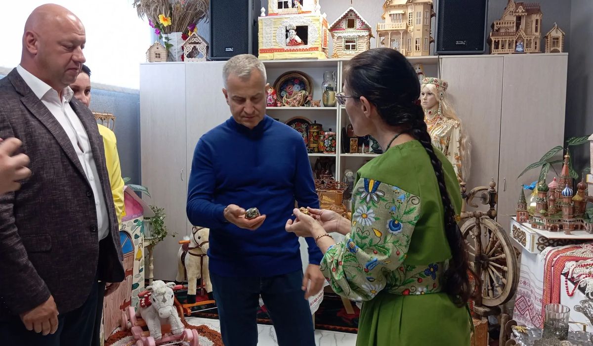 Александр Чепик осмотрел Дом культуры и библиотеку в Конышевке