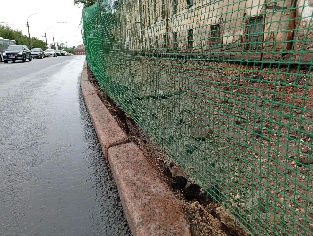 В рамках муниципального контракта подрядная организация ООО «Газресурс» приступила к ремонту тротуара в исторической части Курска на улице Сонина