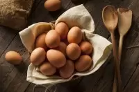 Как быстро распознать вареное яйцо от сырого: простые методы