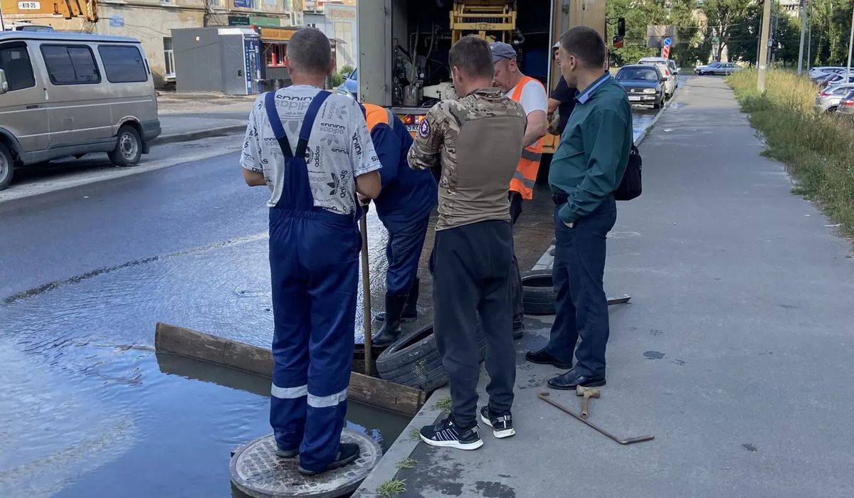 В Курске на улице Ольшанского очищают канализационную сеть от песка