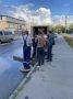 В Курске припаркованные на люках машины мешают прочистке канализации