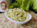 Необычный акцент: как киви преображает маринованный лук к мясу