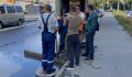 В Курске на улице Ольшанского очищают канализационную сеть от песка