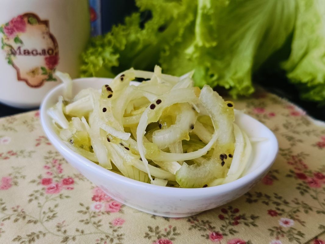 Необычный акцент: как киви преображает маринованный лук к мясу