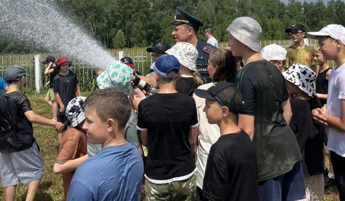 В лагерях Курска спасатели МЧС провели уроки безопасности для 4200 детей