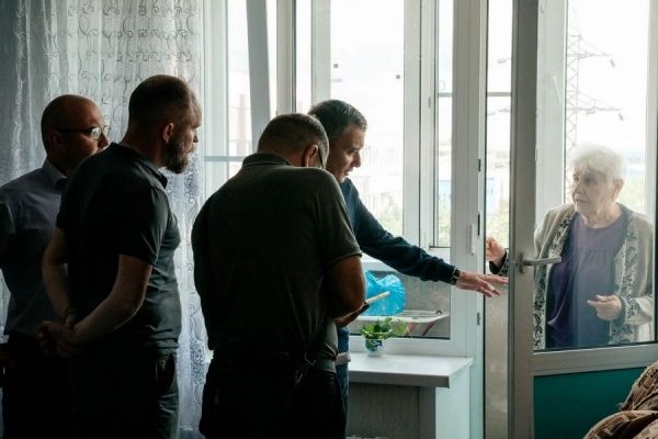 Хинштейн во Льгове проверил реконструкцию Башни Шамиля и поврежденного ВСУ дома