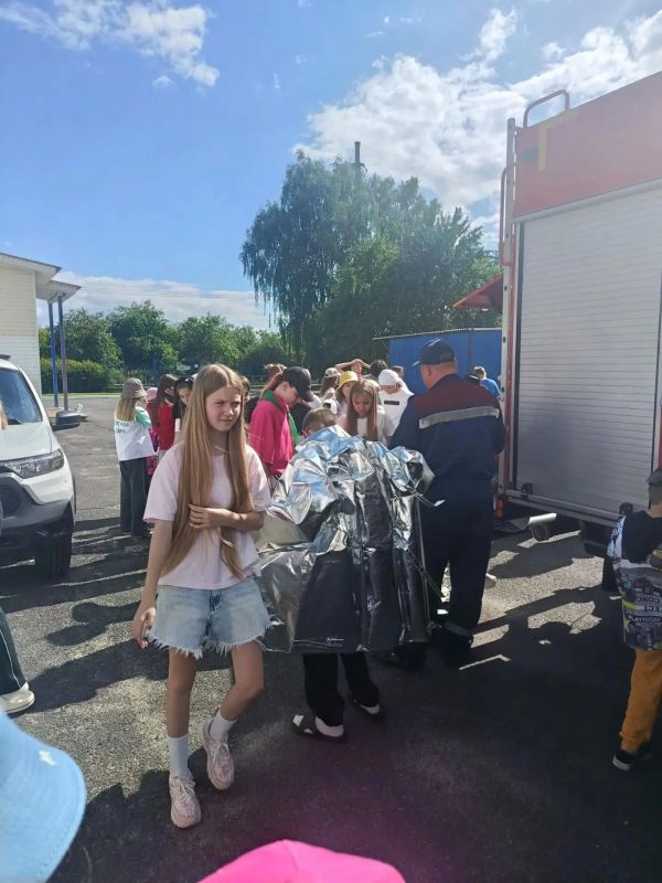 Занятия по правилам пожарной безопасности в лагере "Монолит" в Верхнем Любаже Фатежского района