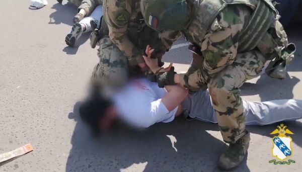 В УМВД показали видео задержания жителей Курска, подозреваемых в вымогательстве миллиона