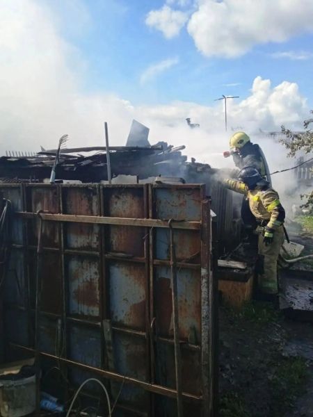 Под Курском потушили пожар на подворье