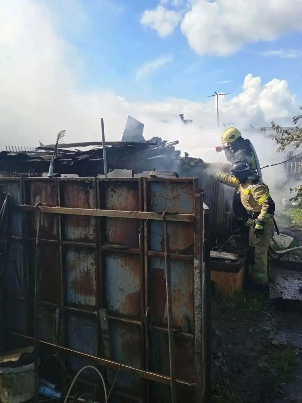 Огнеборцы на пожаре в с. Шумаково Курского района