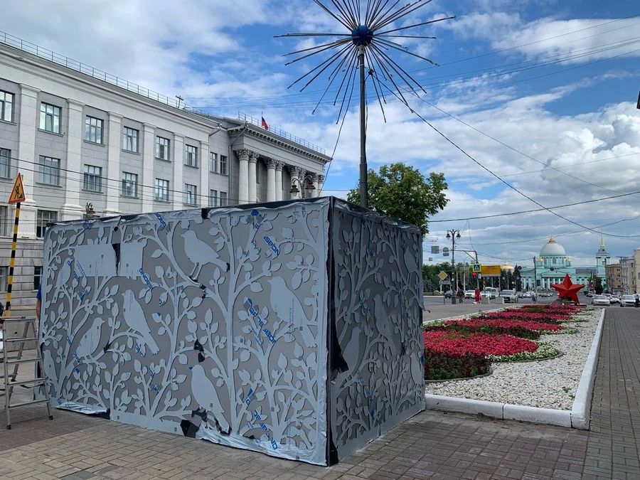 В Курске укрытия на остановках общественного транспорта решили украсить