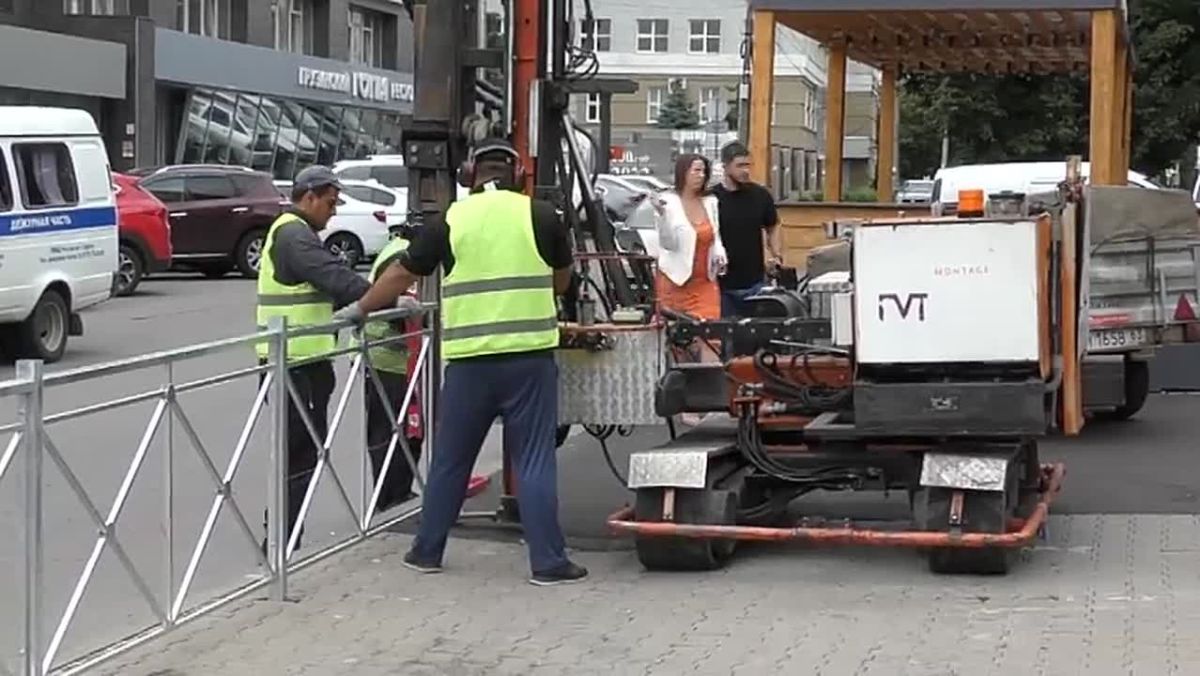 В Курске снова устанавливают металлические ограждения на центральной улице