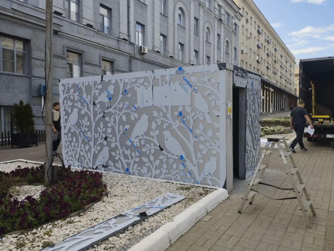 В центре Курска бетонные стены укрытия украсили соловьями