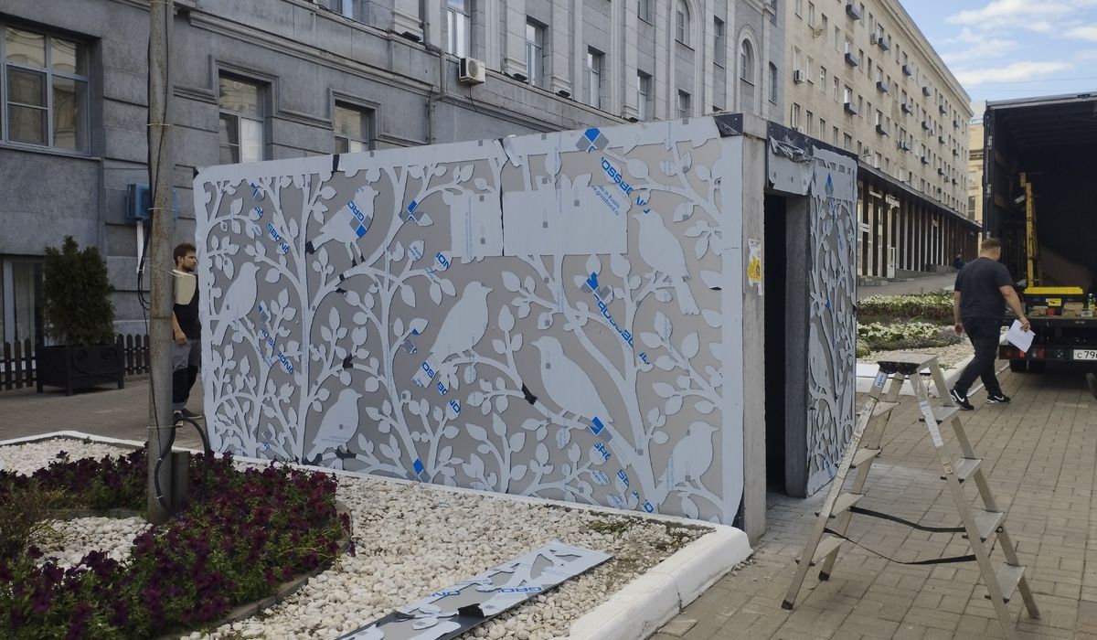 В центре Курска бетонные стены укрытия у гостиницы украсили соловьями