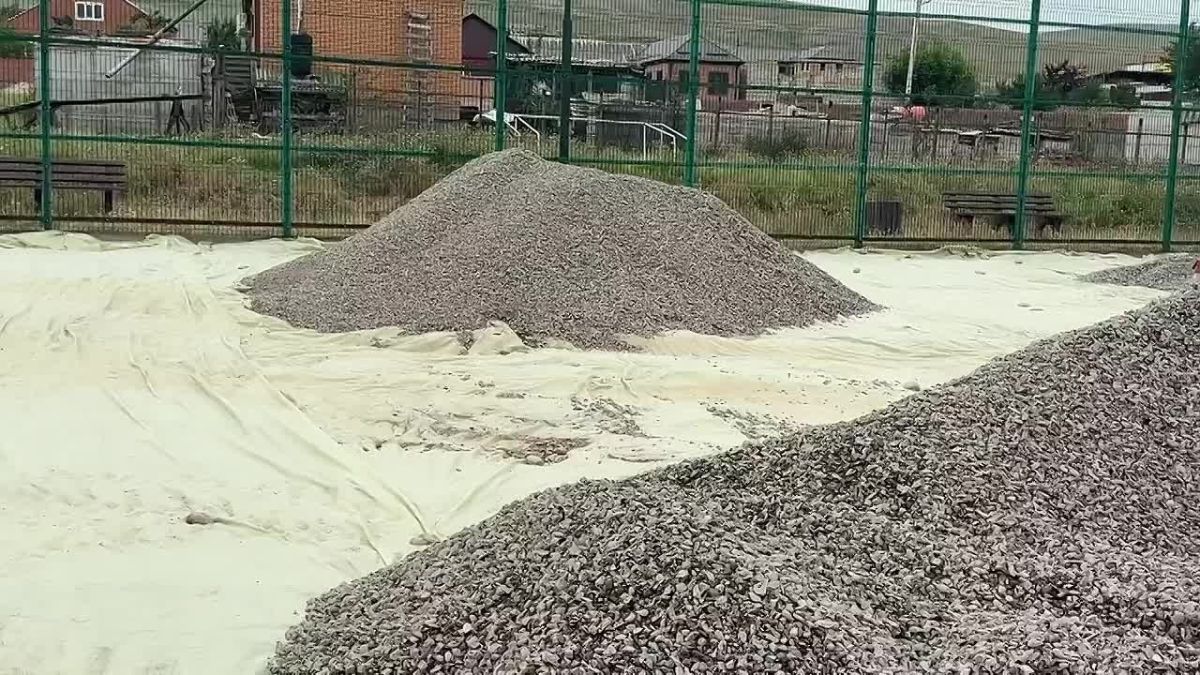 Развитие спортивной инфраструктуры в Сунже: продолжается восстановление спортивной площадки на ул. Трудовая
