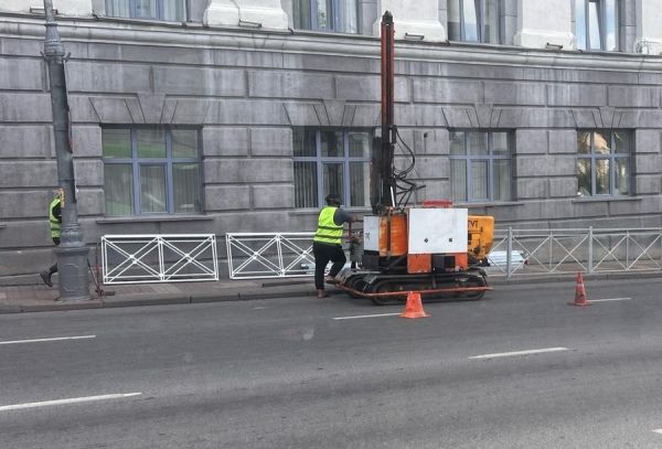 В Курске устанавливают заборы вдоль дорог
