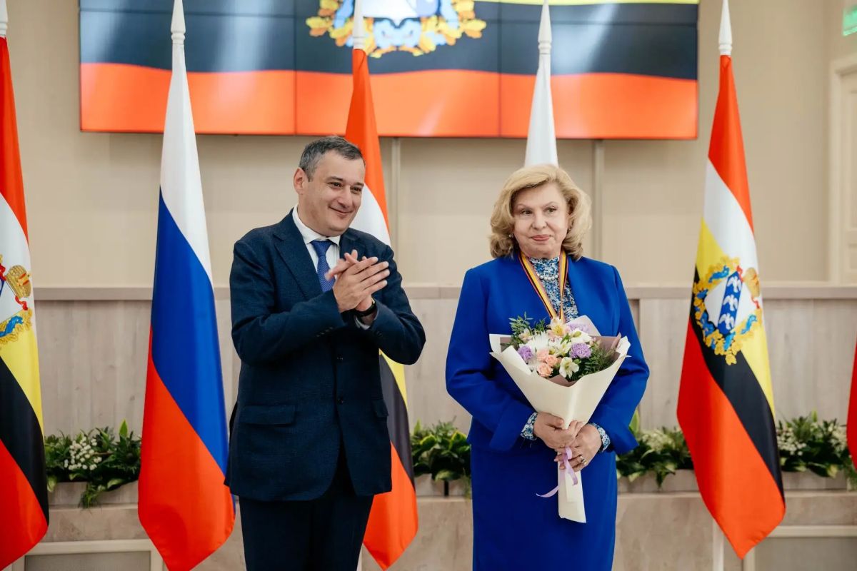 Хинштейн вручил Орден почёта Курской области Татьяне Москальковой