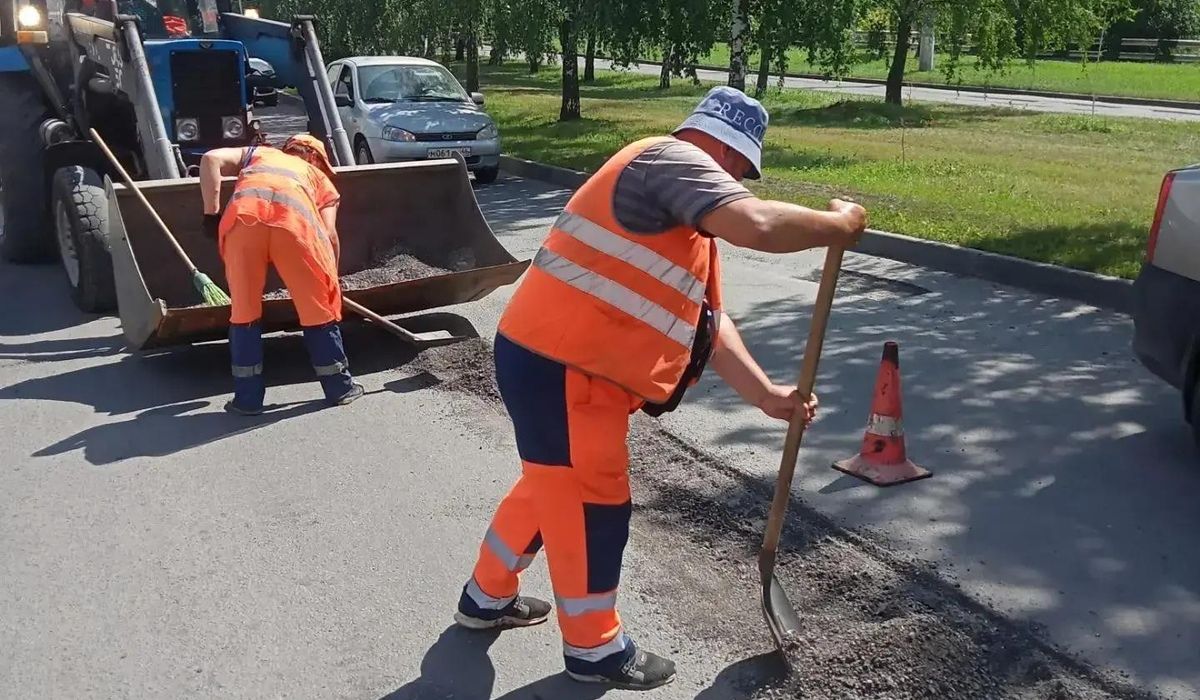 В Курске 15 июля дорожники проводили ямочный ремонт на трех улицах