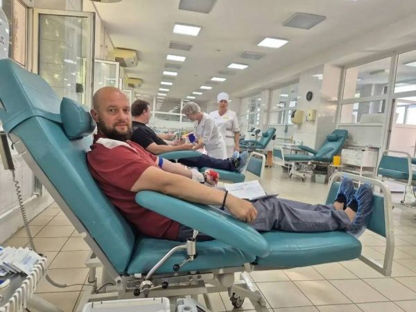 Мэр Курска Евгений Маслов сдал кровь
