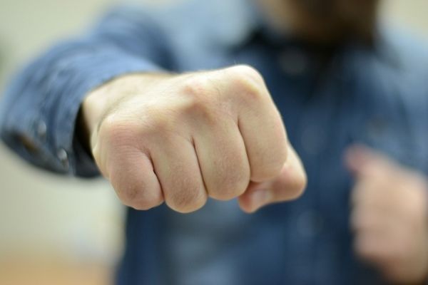 Житель Курской области напал на бывшую возлюбленную из-за воспитания сына