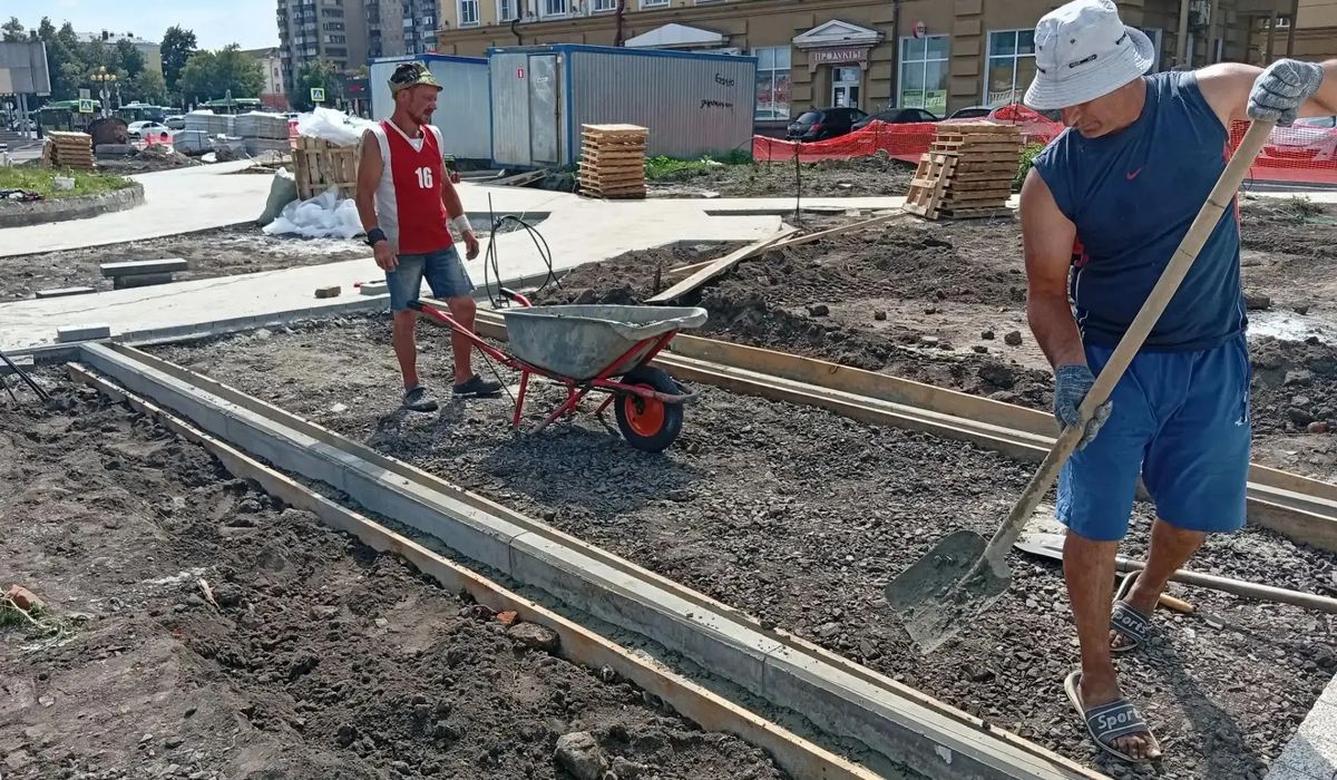 В Курске рабочие укладывают плитку в сквере Пеликан
