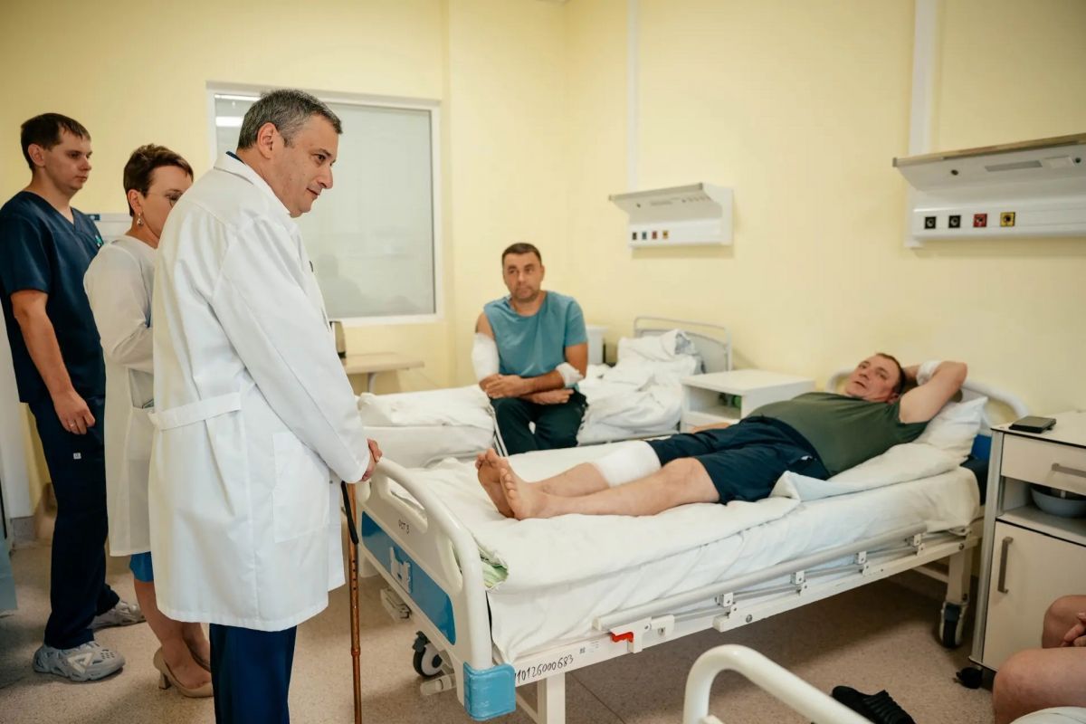 Губернатор навестил пострадавших мирных жителей после атак ВСУ