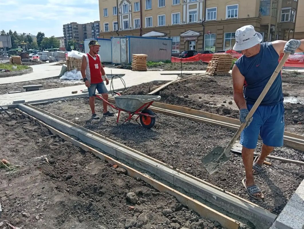 В Железнодорожном округе Курска специалисты продолжают преображать сквер «Пеликан»