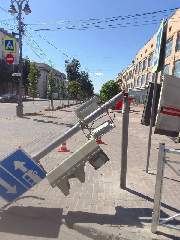 В Курске в результате ДТП поврежден светофор, расположенный на перекрестке улиц Ленина и Кирова