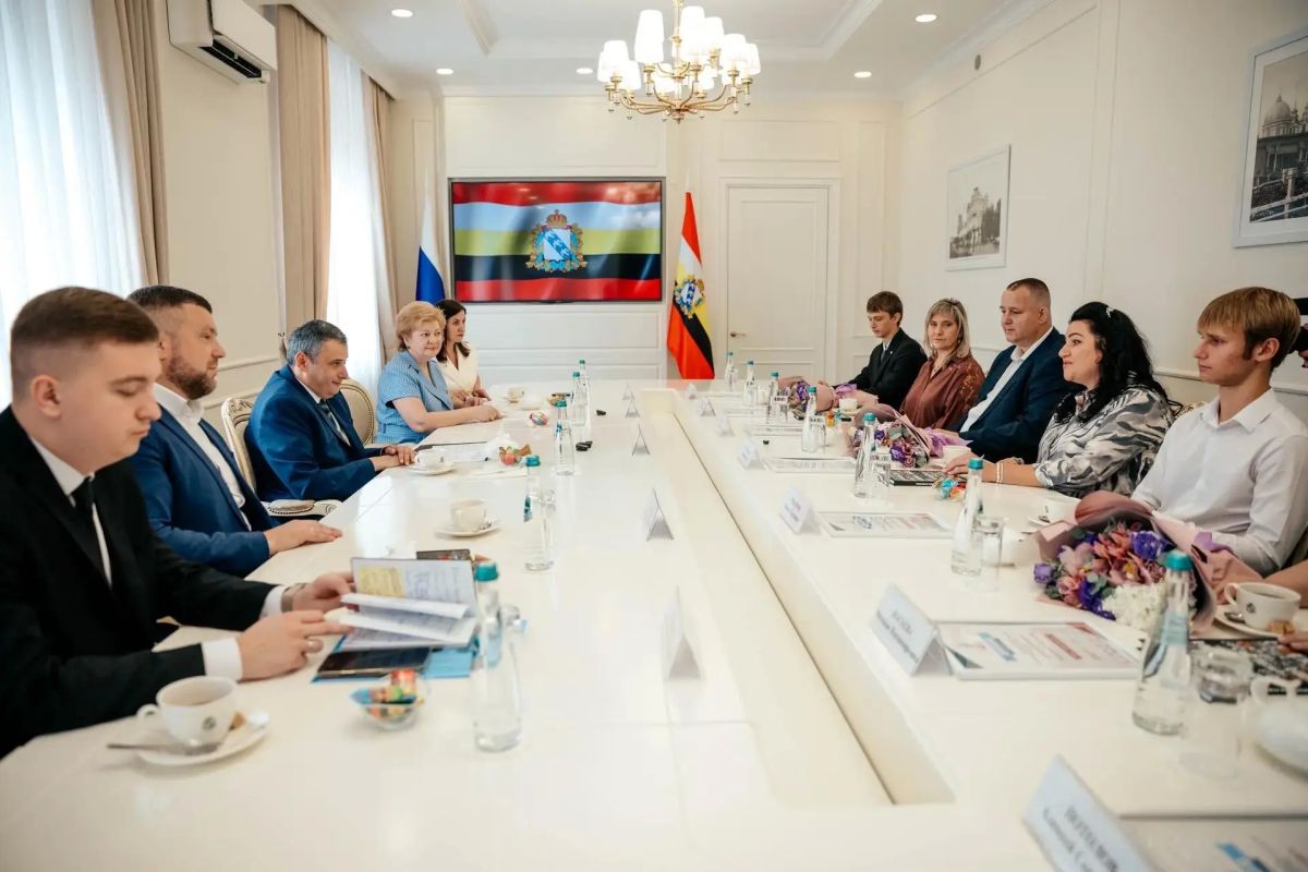 Александр Хинштейн наградил победителей регионального этапа «Диктанта Победы – 2026» и Всероссийского конкурса музеев «Военно-историческая диорама: история в деталях»