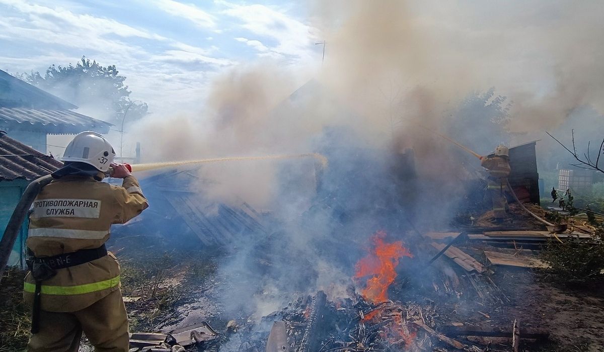 В поселке Поныри Курской области оперативно ликвидировали пожар в хозпостройке