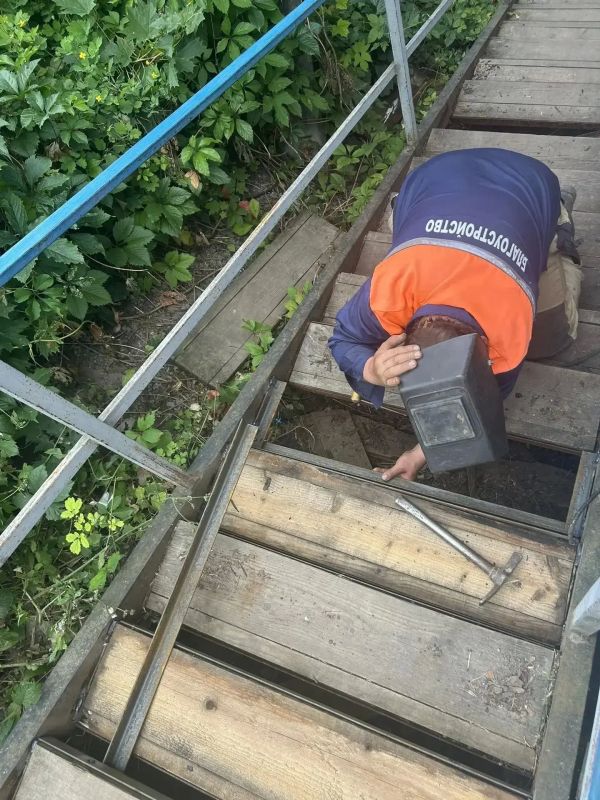 В рамках заключенного муниципального контракта между комитетом ЖКХ города Курска и ООО «Благоустройство» произведен ремонт лестничного схода по ул. Чулкова Гора (спуск к ул. Тускарной). На объекте заменили ступени