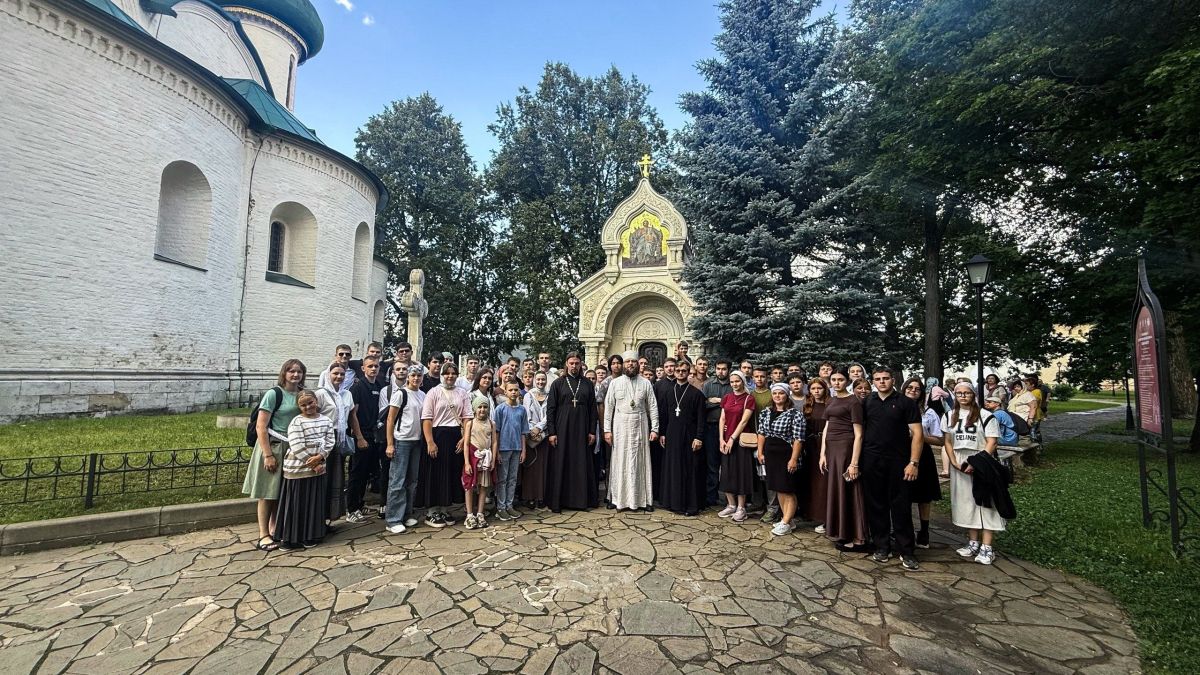 По благословению епископа Щигровского и Мантуровского Феогноста молодежь епархии совершила паломничество «Дорогой святителя Петра» по маршруту Владимир — Суздаль — Боголюбово — Москва