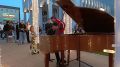 Праздник фортепиано и музыки В Курске на Театральной площади презентовали новую общественную творческую площадку «Открытый рояль». Её открыли по инициативе губернатора Александра Хинштейна