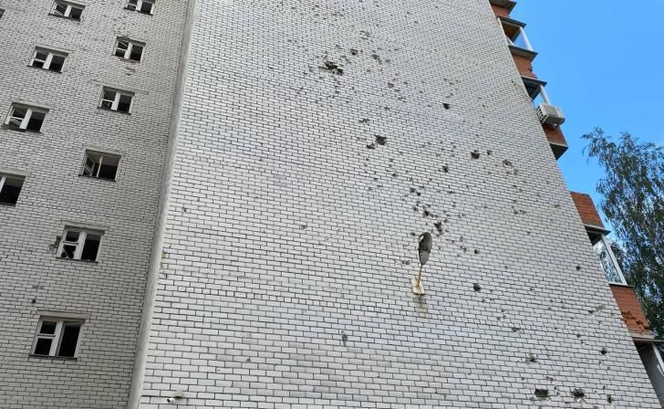 В Курске продолжается ремонт поврежденного БПЛА дома на Союзной